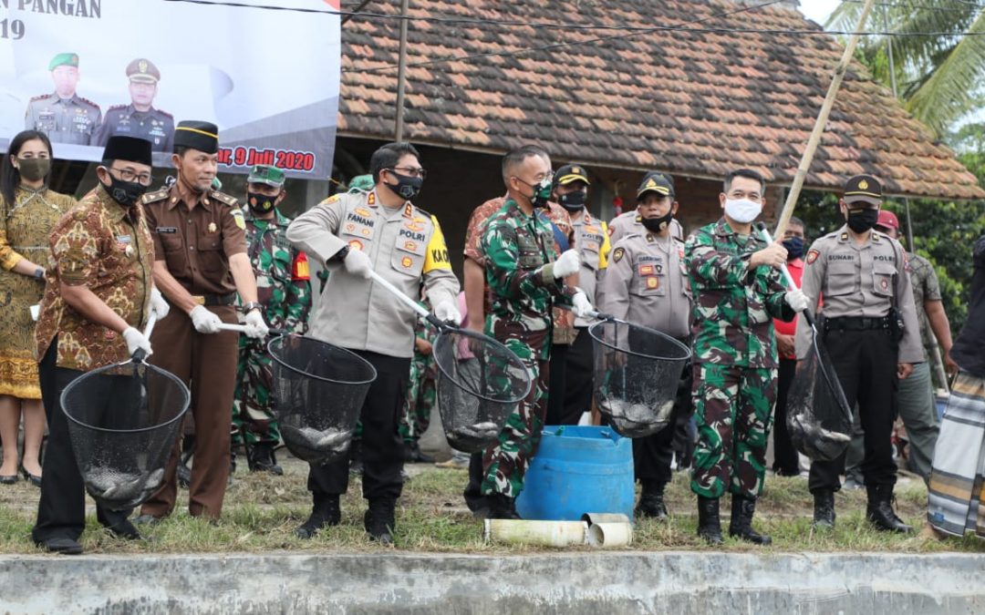 Bupati Blitar Apresiasi Petani Ikan pada Acara Panen Ikan Nila di Desa Tembalang Wlingi