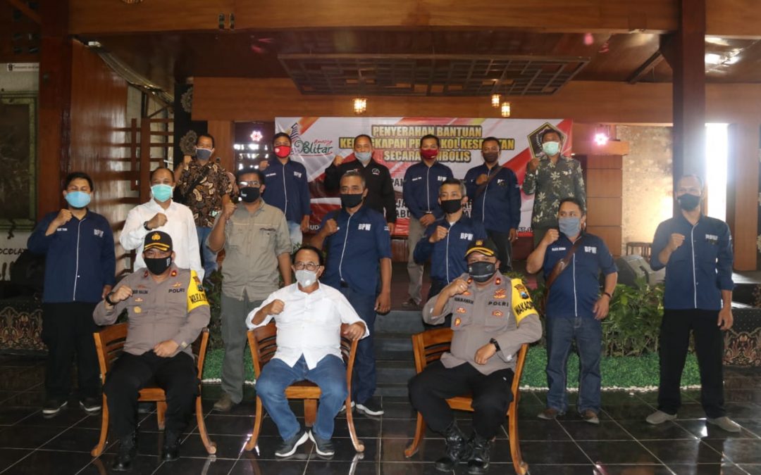 Bupati Blitar Serahkan APD Untuk Para Pelaku Usaha