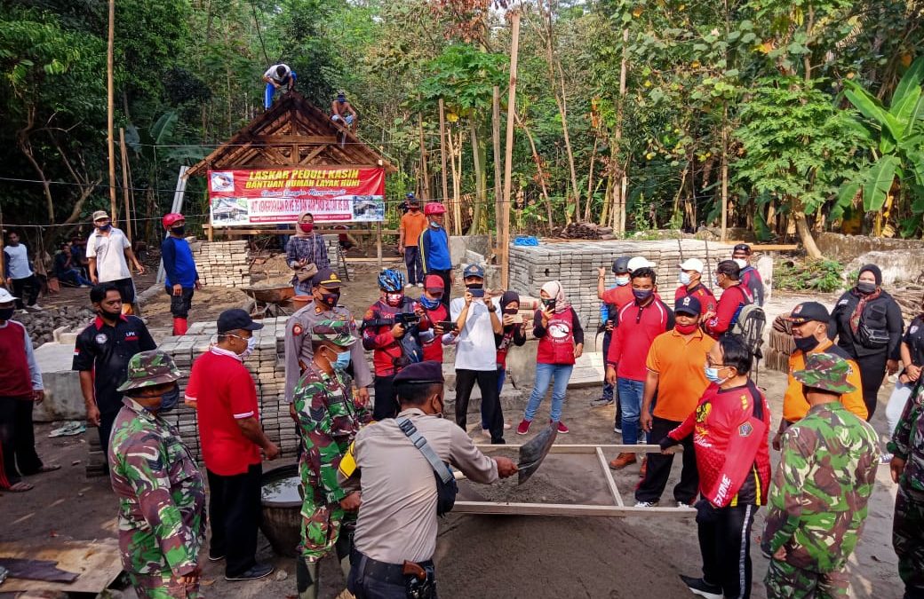 Peduli ke Warganya, Bupati Blitar Ikut Bangun Rumah Lansia