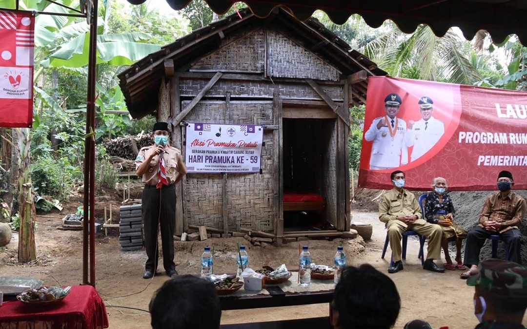 Pemkab Blitar Bersama Pramuka Peduli Kwarcab Blitar Renovasi Rumah Mbah Saginem