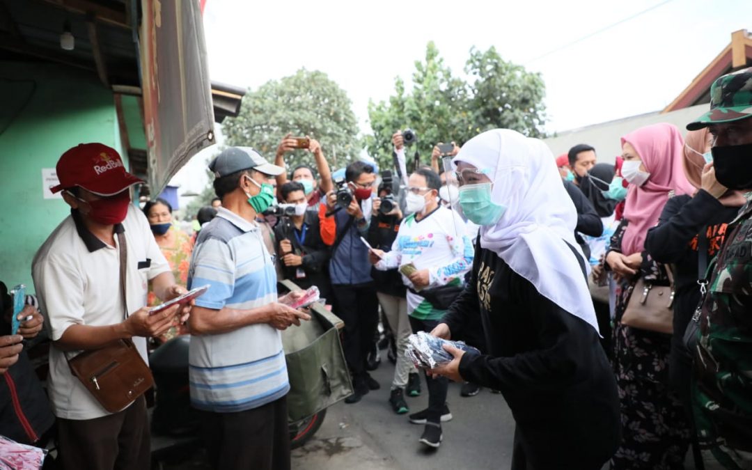 Berkunjung ke Pasar Kademangan, Gubernur Khofifah Bagi-bagi Masker