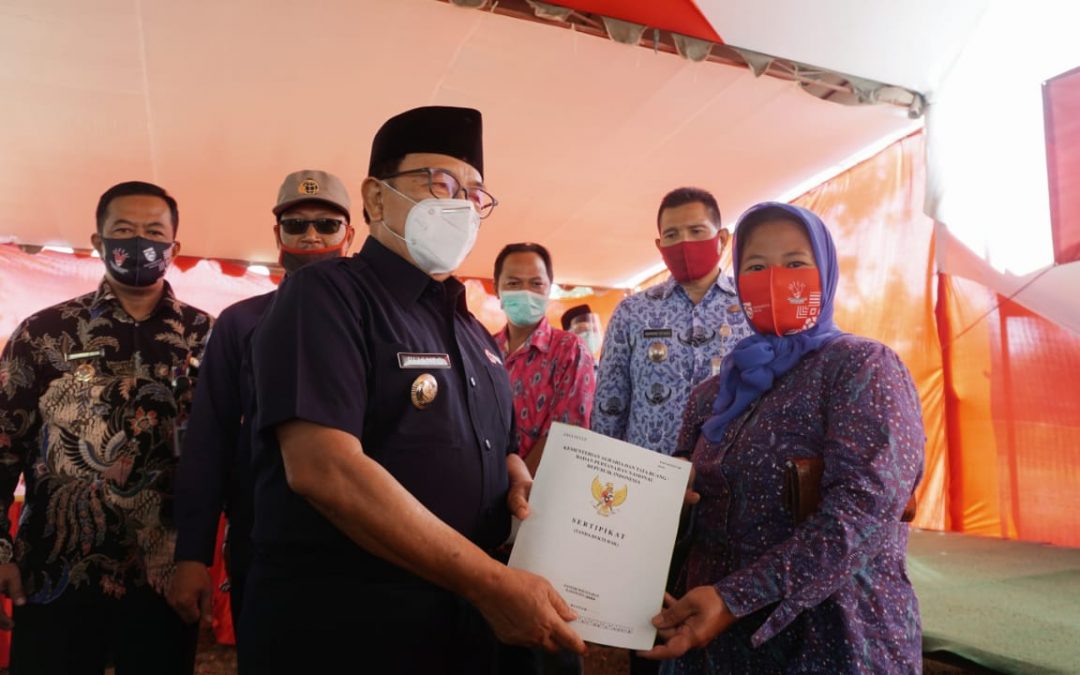 Bupati Blitar Serahkan 290 Sertipikat Program PTSL ke Masyarakat Gandusari
