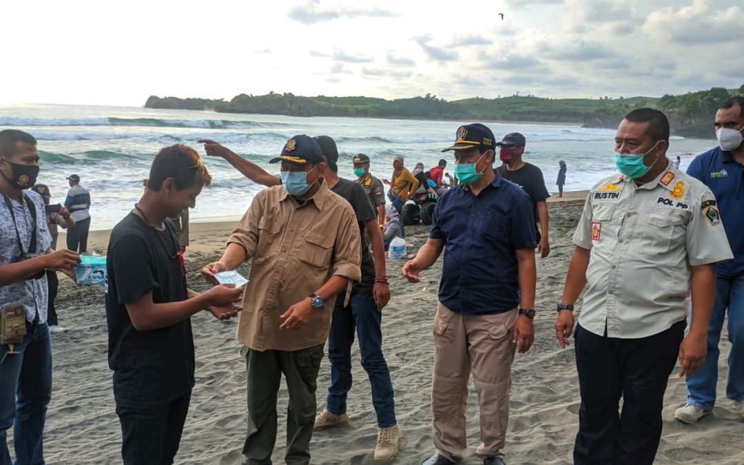 Ke Pantai Serang, Pjs Bupati Blitar Pimpin Operasi Penegakan Prokes