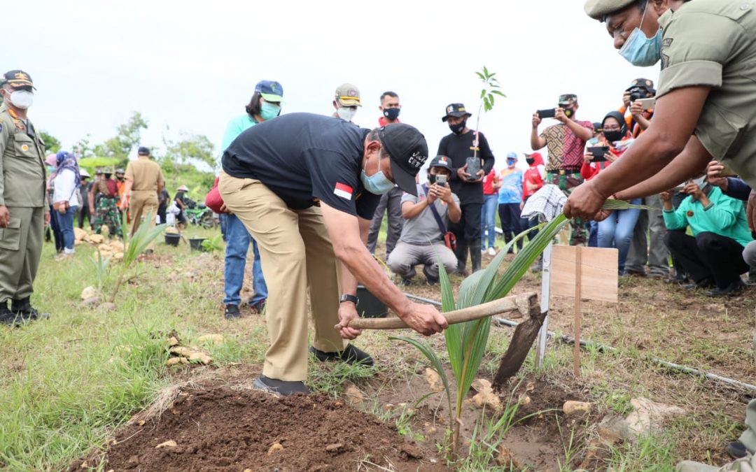 Berkunjung ke Desa Wonotirto, Pjs Bupati Blitar Tanam Pohon Lindung