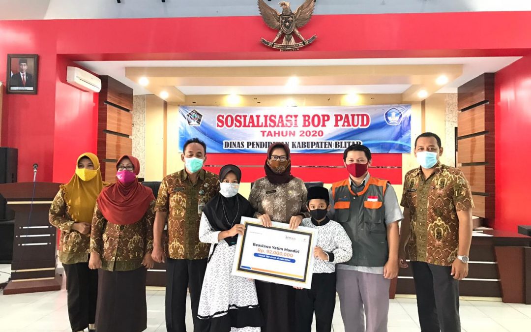 Lewat Program Bestari, Yatim Mandiri Blitar Salurkan Puluhan Juta untuk Pendidikan kepada Anak Yatim Prestasi