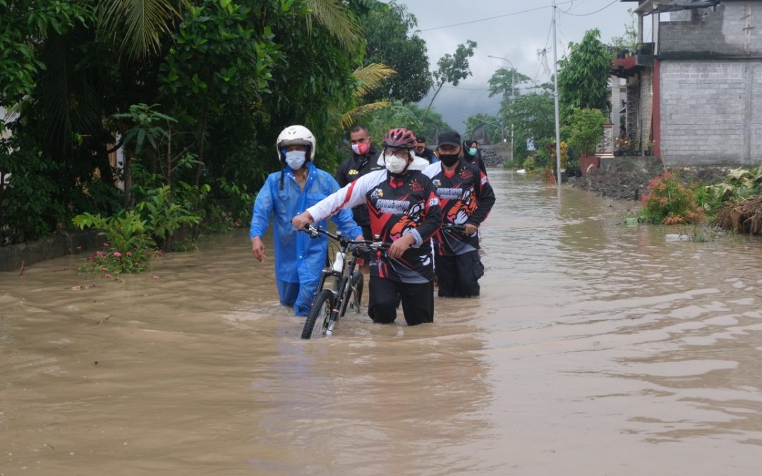 Sembari Gowes, Bupati Rijanto Mengecek Kondisi Banjir di Wilayah Kecamatan Sutojayan