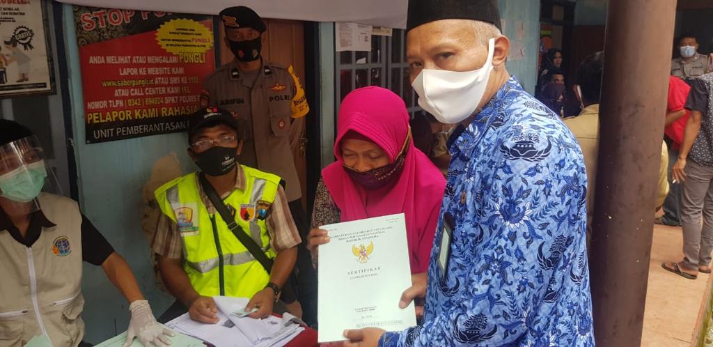 Pemkab Blitar Bagikan 850 Sertipikat Tanah Program PTSL kepada Warga Desa Bhirowo