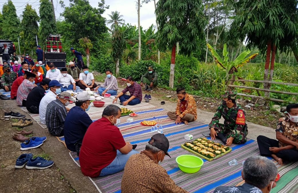 Awal Tahun, Bupati Rijanto Resmikan Jalan Cor Beton di Desa Sambigede