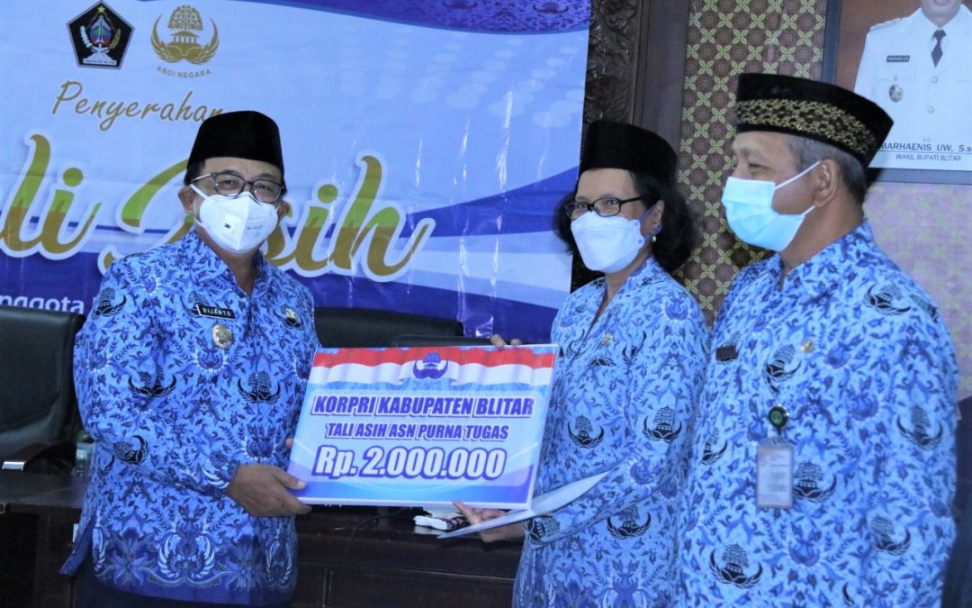 Bupati Rijanto Serahkan Tali Asih Bagi Anggota Korpri yang Purna Tugas