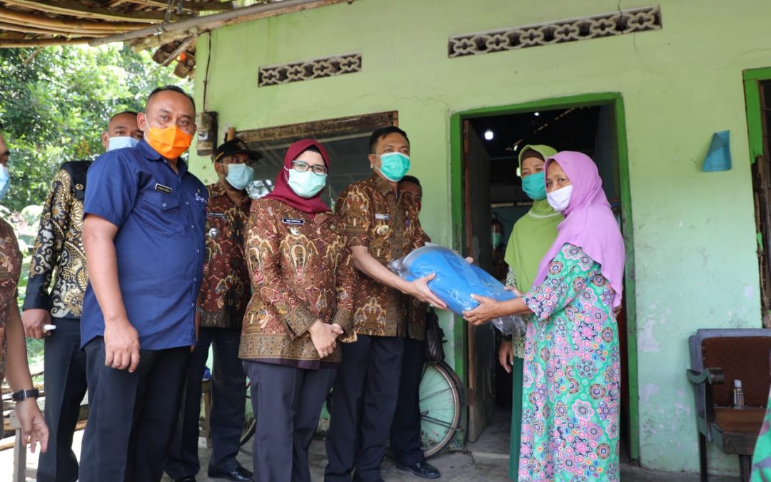 Bupati dan Wakil Bupati Blitar Salurkan Bantuan untuk Korban Angin Kencang di Sanankulon