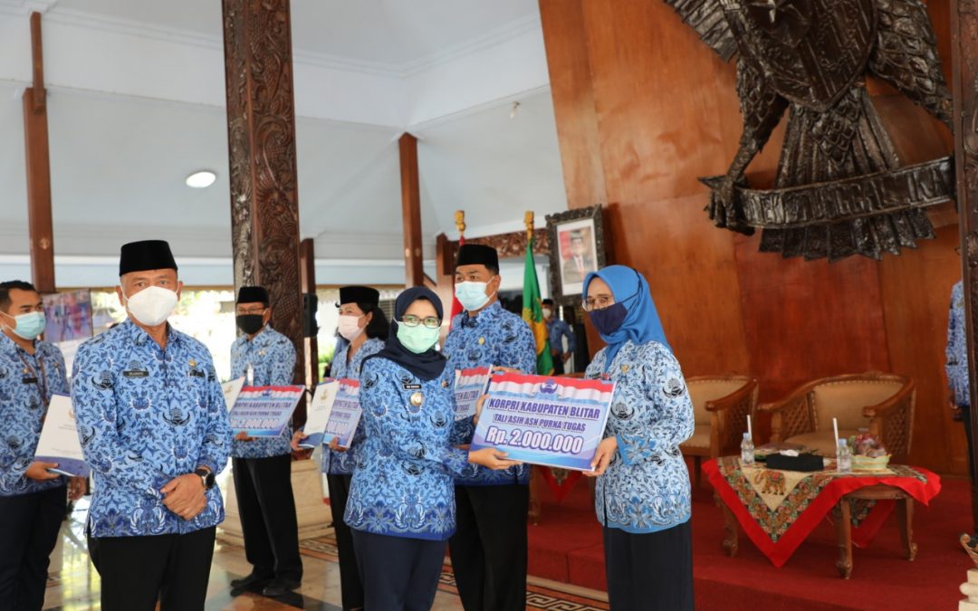 Bupati Blitar Serahkan Tali Asih Kepada Anggota Korpri Memasuki Masa Purna Tugas