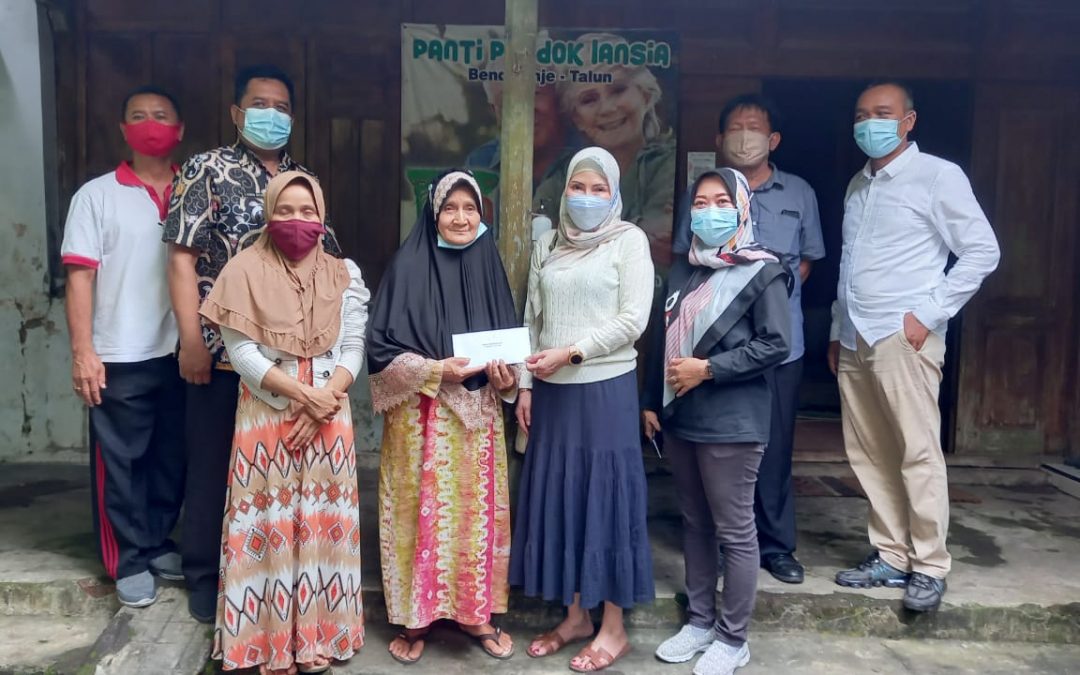 Ketua Penggerak PKK Kabupaten Blitar Kunjungi Pondok Panti Lansia