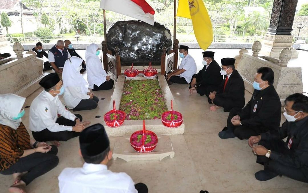 Usai Sertijab Bupati dan Wakil Bupati Blitar, Khofifah Kunjungi Makam Bung Karno
