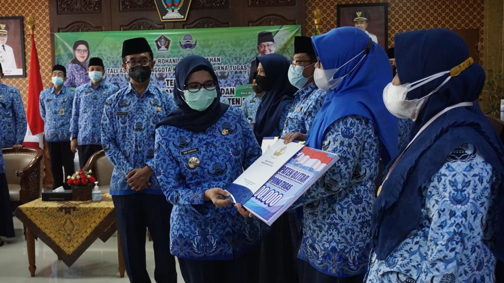Bupati Blitar Berikan Tali Asih Kepada Anggota Korpri