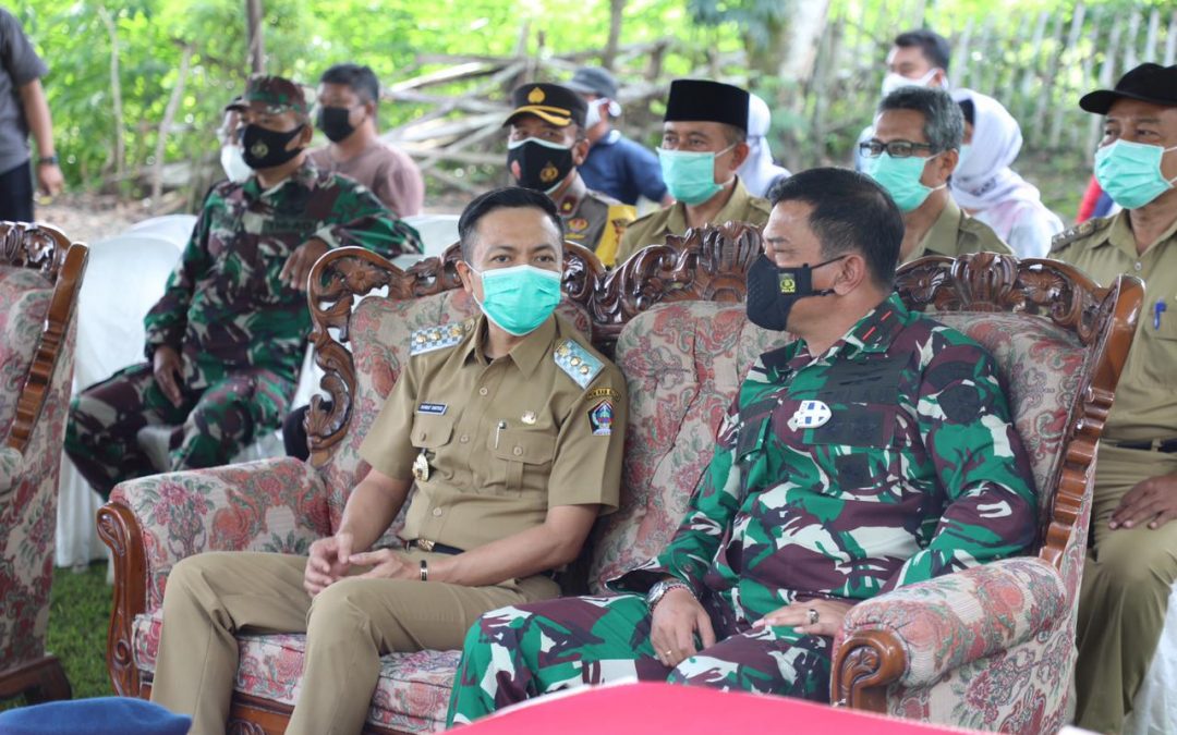 Pemkab Blitar dan TNI AU Abdul Rahman Saleh Bersama Berikan Bansos Kepada Korban Gempa