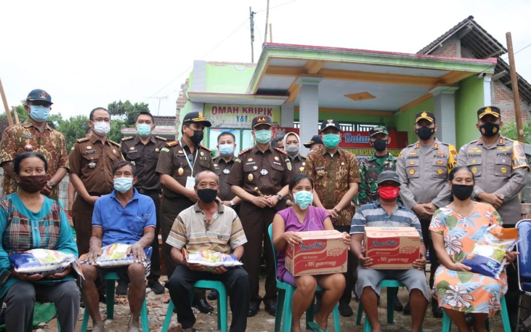 Wakil Bupati Blitar Dampingi Kajati Jatim Salurkan Bantuan Korban Terdampak Gempa Bumi