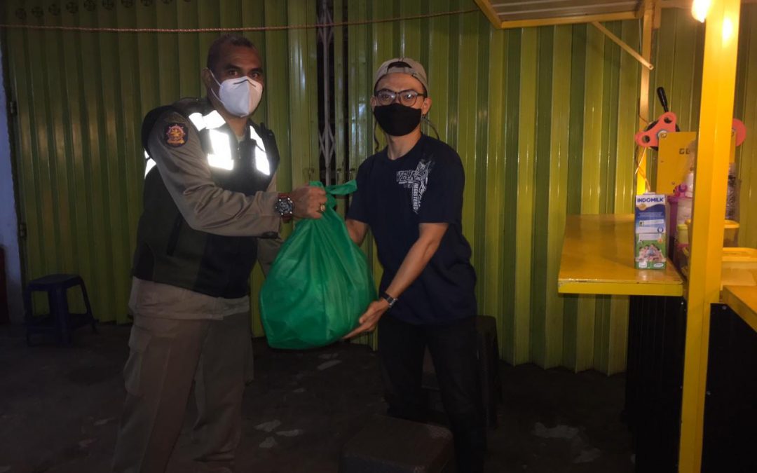 Bupati Blitar Bagikan Sembako Untuk PKL dan Lansia