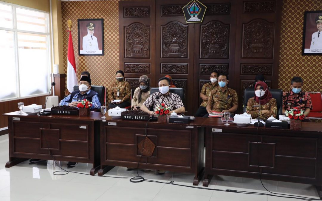 Wabup Blitar Ikuti Rakor Percepatan Penyaluran Bansos Secara Virtual