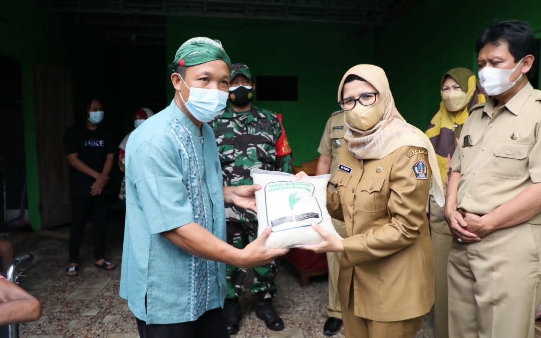 Bupati Blitar Salurkan Bantuan Sembako dan Uang Satunan Kepada Pondok Lansia