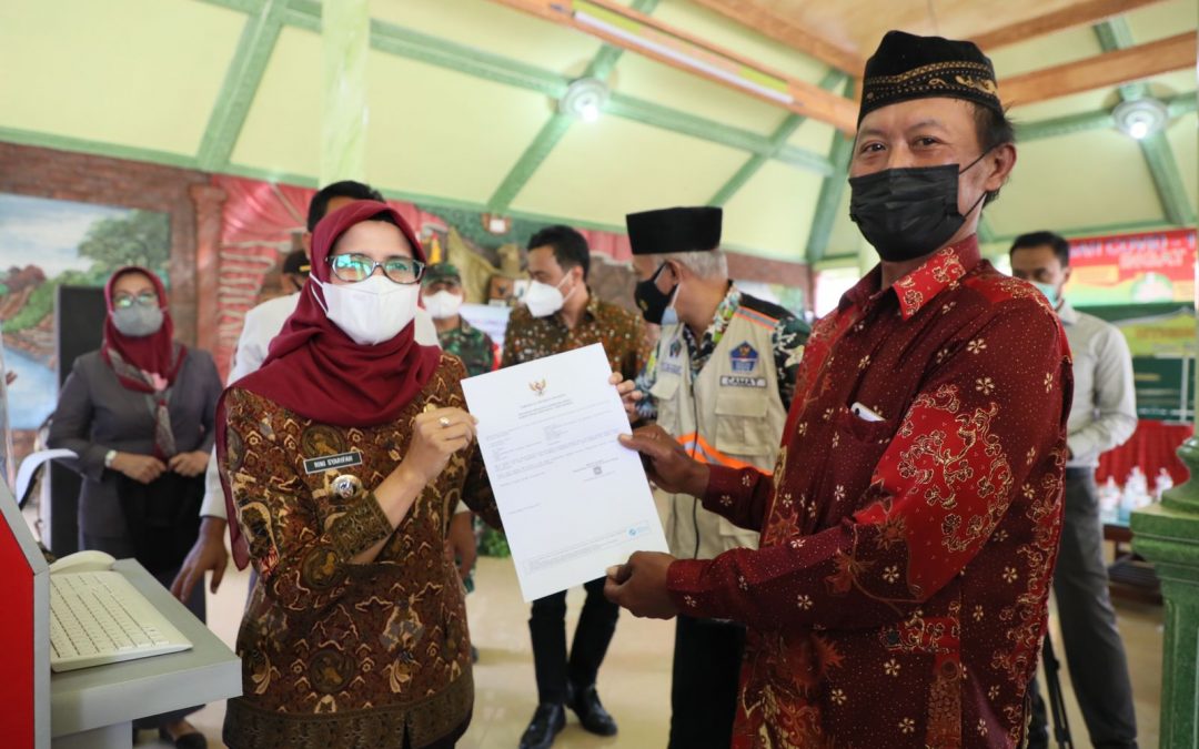 Bupati Blitar Rini Syarifah didampingi Kepala Dinas Perpustakaan dan Arsip menerima kunjungan dari tim penilaian lomba Perpustakaan Desa/Kelurahan terbaik tingkat nasional yang dilakukan secara daring bertempat di Pendopo RHN, Rabu (25/8/2021).