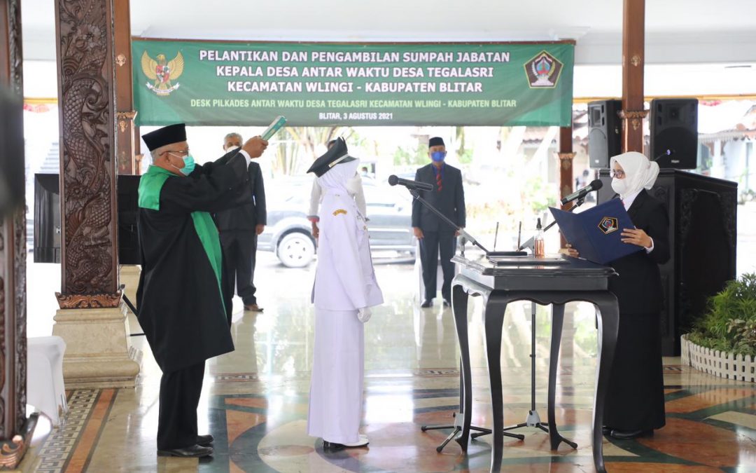Bupati Rini Syarifah Lantik Kepala Desa Antar Waktu Desa Tegalasri Wlingi