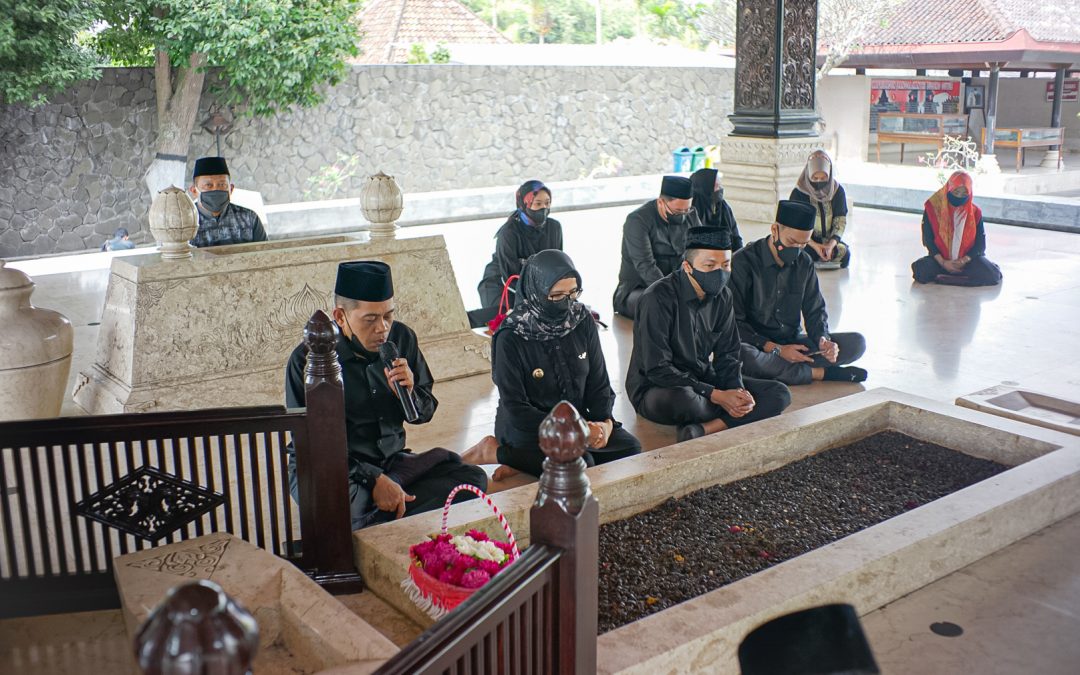 Sambut Hari Jadi Blitar ke-697, Bupati-Wabup Blitar Lakukan Bedhol Pusoko dan Ziarah