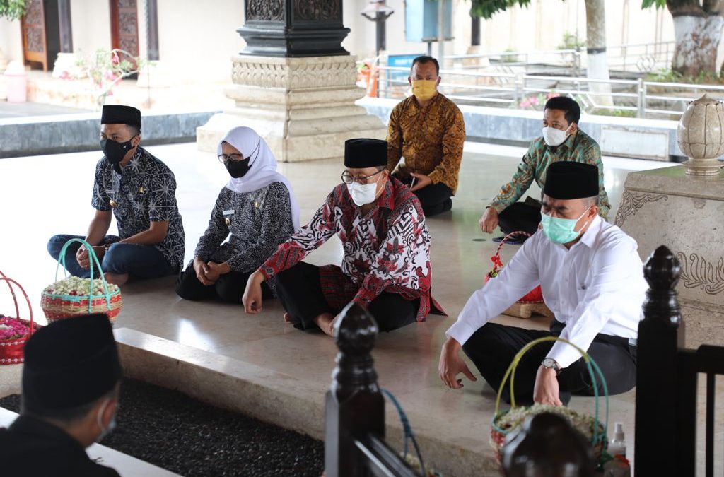 Bupati Blitar Dampingi Menko PMK Ziarah Makam Proklamator RI