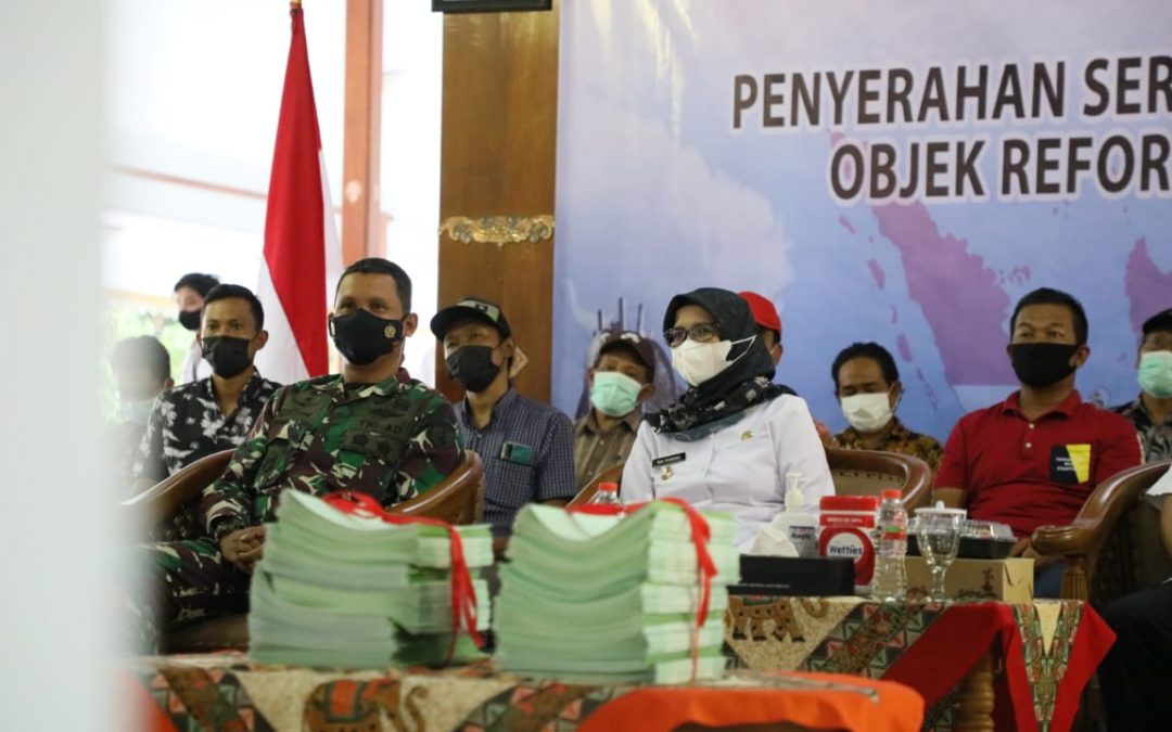 Bupati Blitar Ikuti Penyerahan Sertipikat Redistribusi Tanah Objek Reforma Agraria oleh Presiden Republik Indonesia Secara Virtual