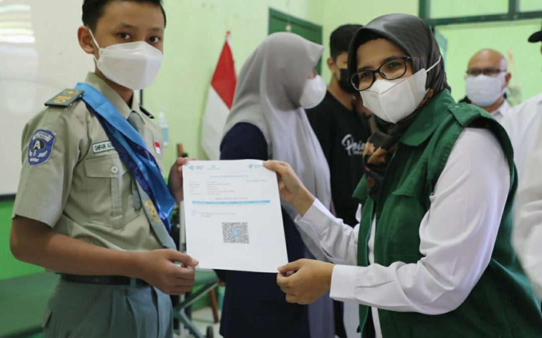 Mak Rini Tinjau Pelaksanaan Vaksinasi di SMPN 1 Wlingi