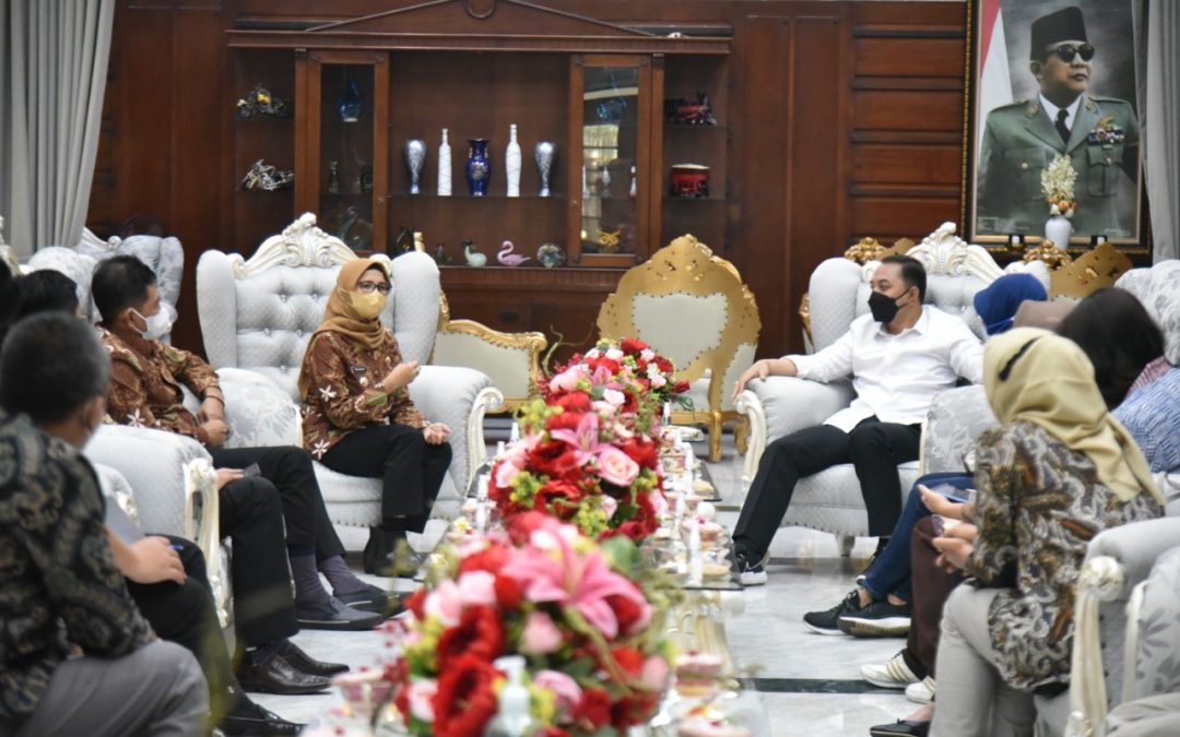 Kunjungi Rumah Dinas Walikota Surabaya, Bupati Blitar Kenalkan Potensi Daerah