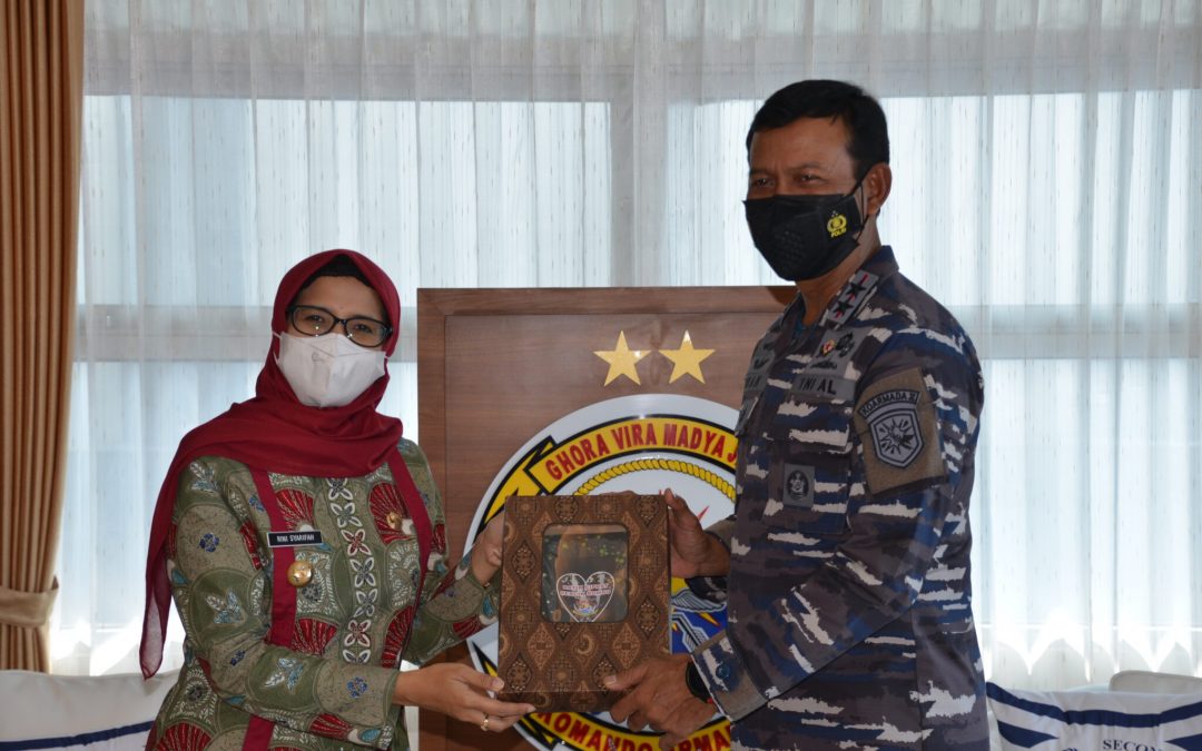 Kenalkan Produk Asli Blitar, Bupati Blitar Menyerahkan Batik Cakra Palah dan Batik Ciprat Kepada TNI AL Koarmada II