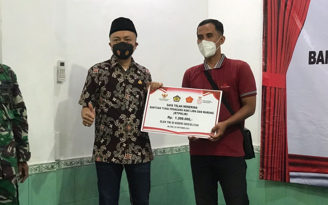 Makde Rahmat Hadiri Penyaluran BTPLKW di Kodim 0808 Blitar
