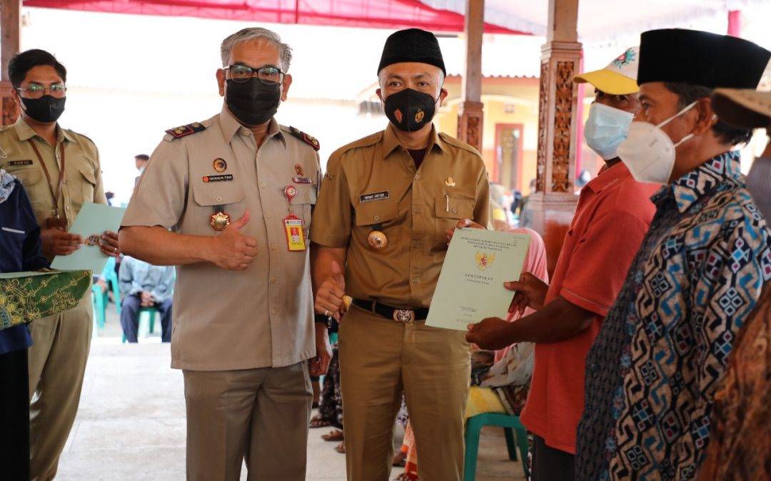 Wakil Bupati Blitar Salurkan Sertipikat Tanah PTSL