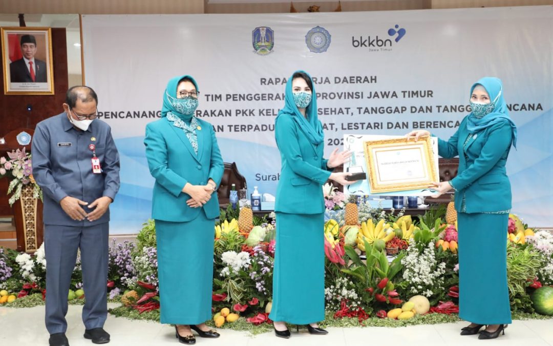 PKK Kabupaten Blitar Raih Penghargaan Kategori Pelaksana Terbaik II