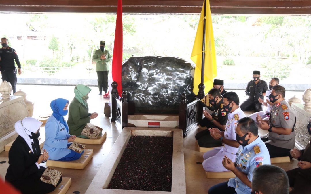 Peringatan Hari TNI Ke-76 Bupati Blitar Dampingi Pangdam V Brawijaya Ziarah Makam Bung Karno