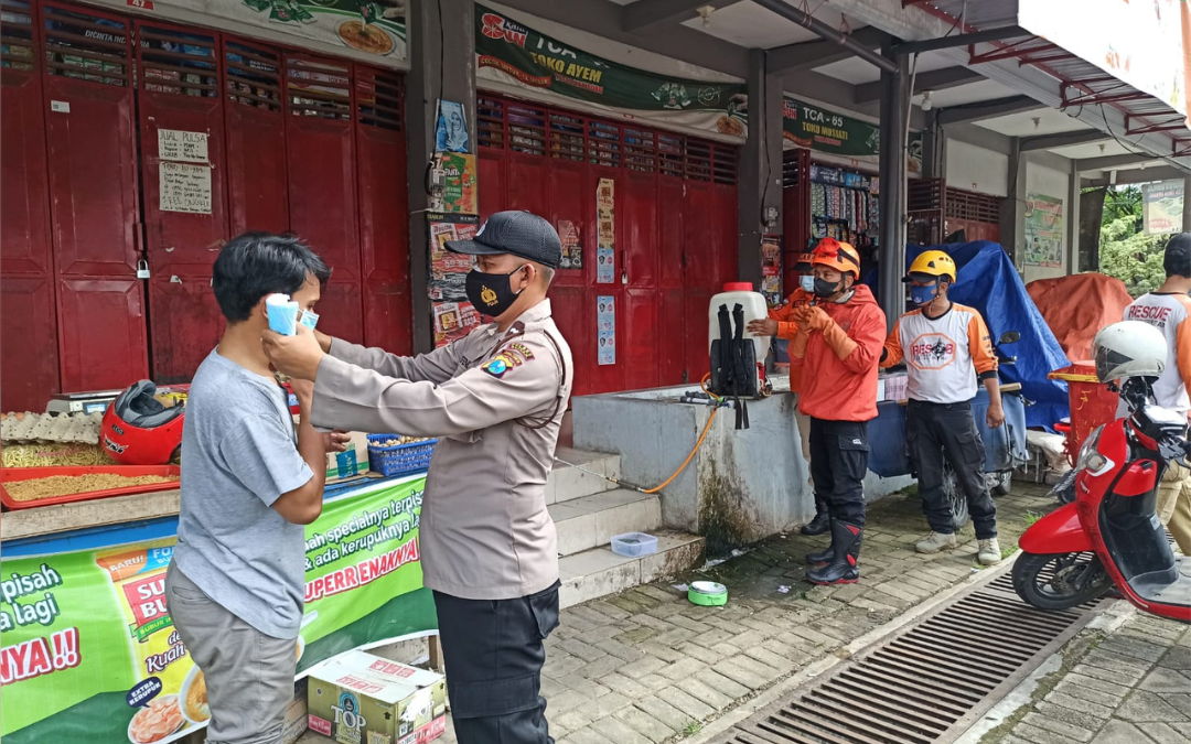 Ingatkan Masyarakat Covid-19 Masih Ada, Pemkab Blitar Lakukan Penyemprotan Desinfektan dan Pembagian Masker