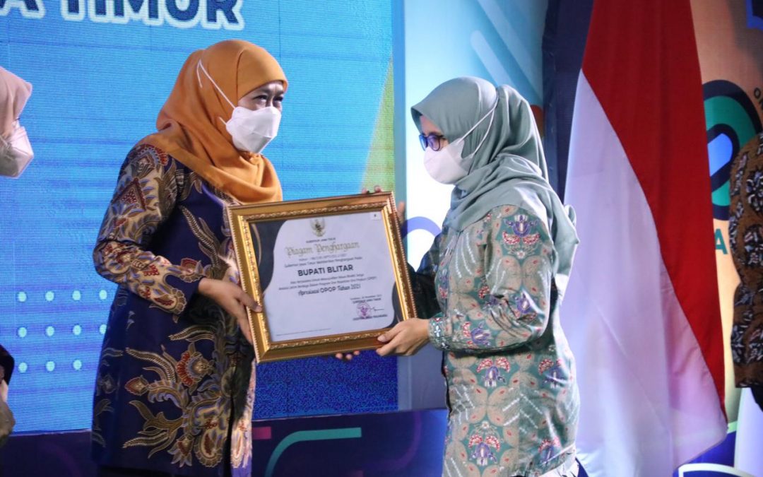 Bupati Blitar Terima Penghargaan OPOP Dari Gubernur Jawa Timur