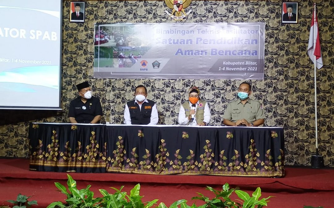 Deputi Pencegahan BNPB dan Kalaksa BPBD Provinsi Jatim Tinjau Bimtek Fasilitator SPAB Kabupaten Blitar
