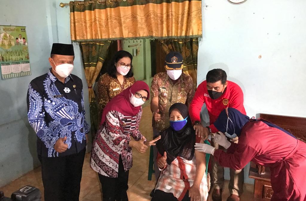 Bupati Blitar Tinjau Vaksinasi Door to Door Bersama Kabinda Jatim di Desa Pojok Kecamatan Ponggok