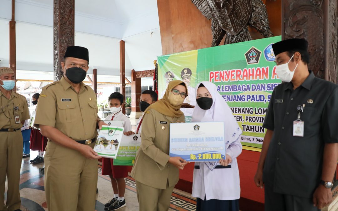 Pemkab Blitar Memberikan Apresiasi Pada Siswa – Siswi Berprestasi dalam Ajang FLS2N Tahun 2021