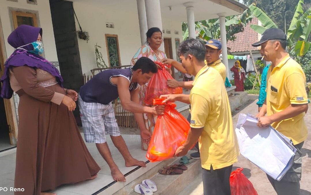 Koperasi Putera Blitar dan Asosiasi Peternak Kabupaten Blitar Salurkan Bantuan kepada Warga Lumajang Terdampak Bencana Erupsi Gunung Semeru