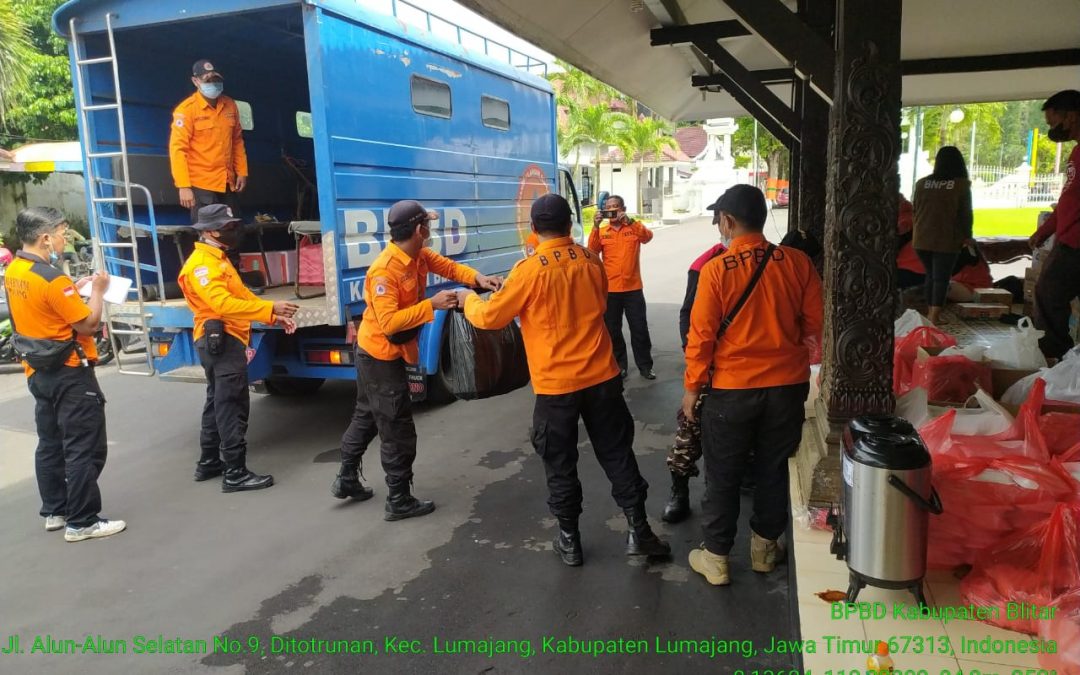 Pemkab Blitar melalui BPBD Kabupaten Blitar Salurkan Bantuan ke Masyarakat Kabupaten Lumajang yang Terdampak Erupsi Gunung Semeru