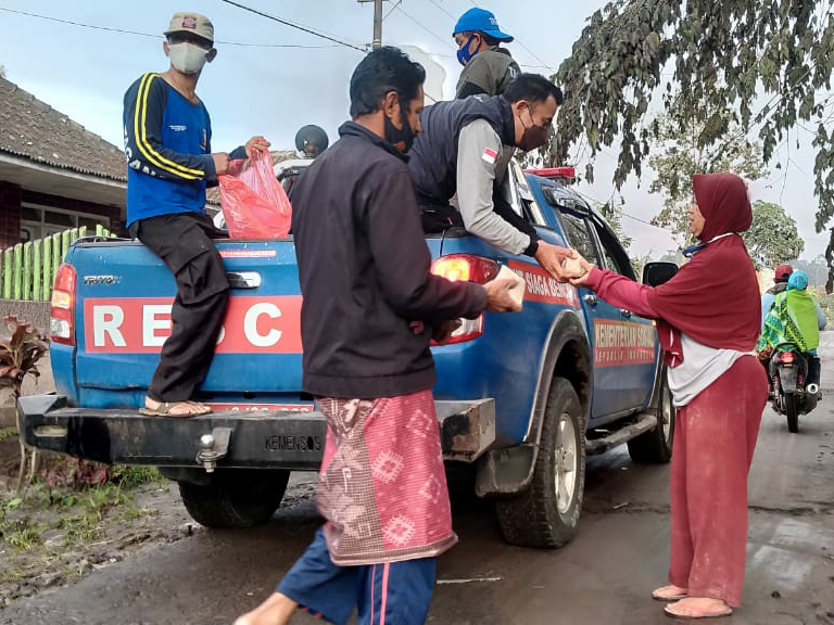 Bantu Evakuasi Korban Erupsi Semeru, Dinsos Kabupaten Blitar Kirim Tagana ke Lumajang