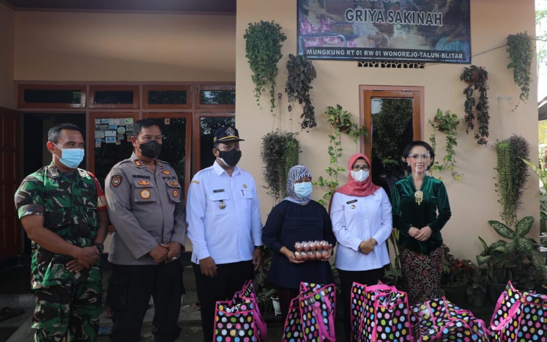 Peringatan Hari Ibu, Bupati Blitar Rini Syarifah Kunjungi Panti Jompo Griya Sakinah