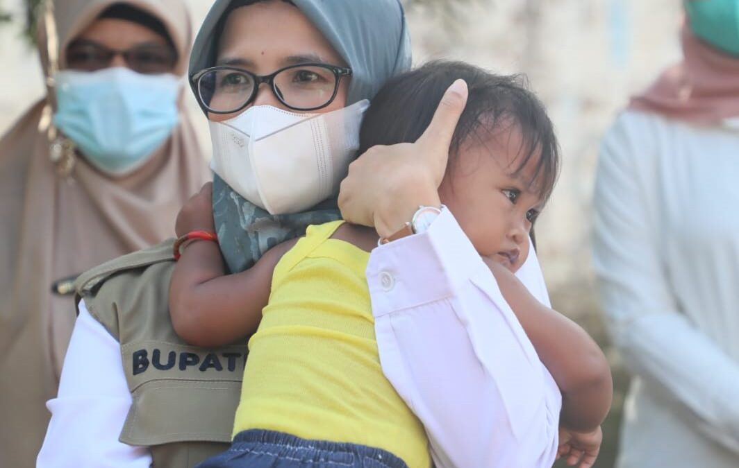 Mak Rini Beri Suport dan Bantuan Bagi 20 Orang Warga Kabupaten Lumajang di Desa Gogodeso Kanigoro