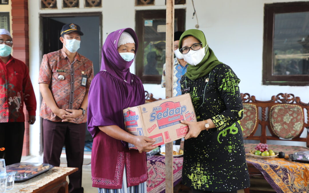 Bupati Blitar Salurkan Bantuan Warga Terdampak Telaga Gentong Desa Sumberurip Kecamatan Doko