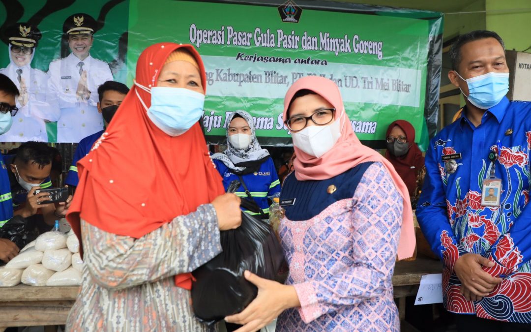 Gula Pasir dan Minyak Goreng Masih Tinggi, Bupati Blitar Lakukan Operasi Pasar di Wonodadi