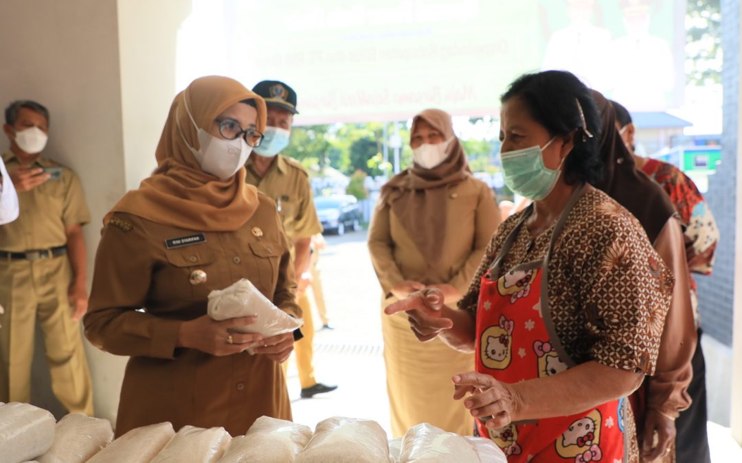 Pemkab Blitar Lakukan Operasi Pasar Gula Pasir di Pasar Kanigoro