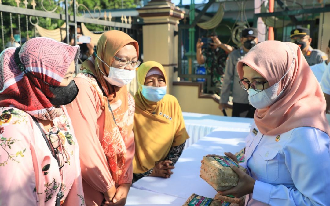 (OVOP) Rini Syarifah Sambangi Tape Pangkru Bendowulung dan Koi Sumberingin