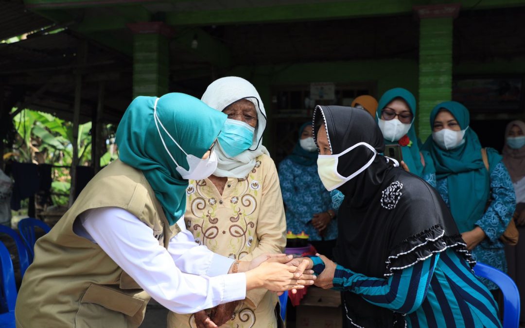 Bupati Blitar Salurkan Bantuan Korban Kebakaran dan Bencana Puting Beliung di Wates